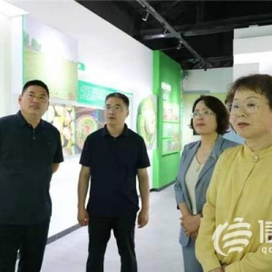 青島市政協(xié)文化文史和學(xué)習(xí)委員會(huì)與市美術(shù)館赴平度仁兆開(kāi)展“五進(jìn)五送”活動(dòng)