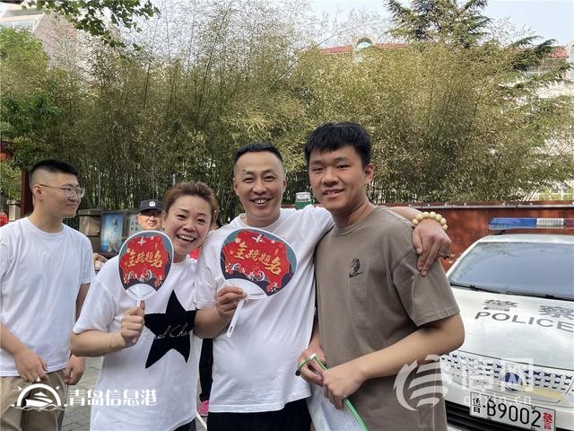 直擊高考：旗袍、紅T恤還不夠 有家長帶上萌寵來送考