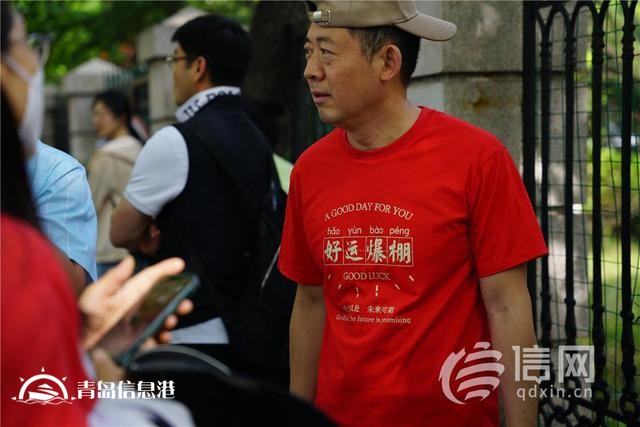直擊高考：旗袍、紅T恤還不夠 有家長帶上萌寵來送考