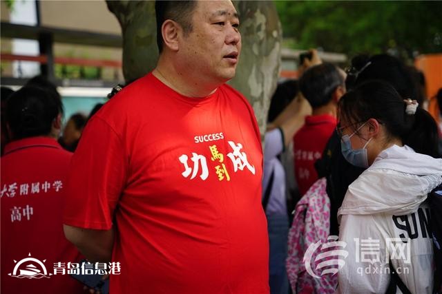 直擊高考：旗袍、紅T恤還不夠 有家長帶上萌寵來送考