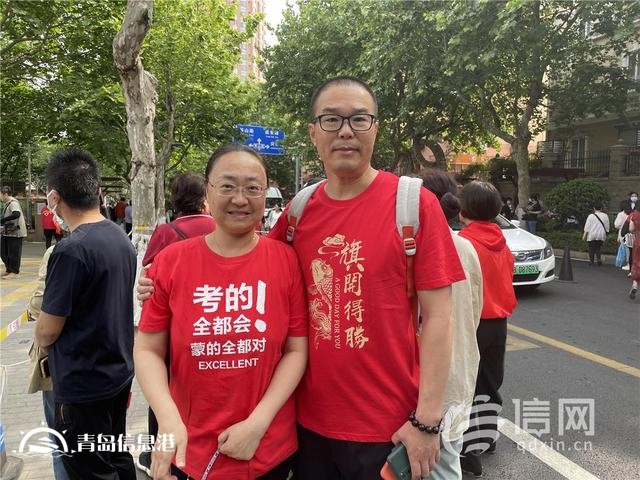 直擊高考：旗袍、紅T恤還不夠 有家長帶上萌寵來送考