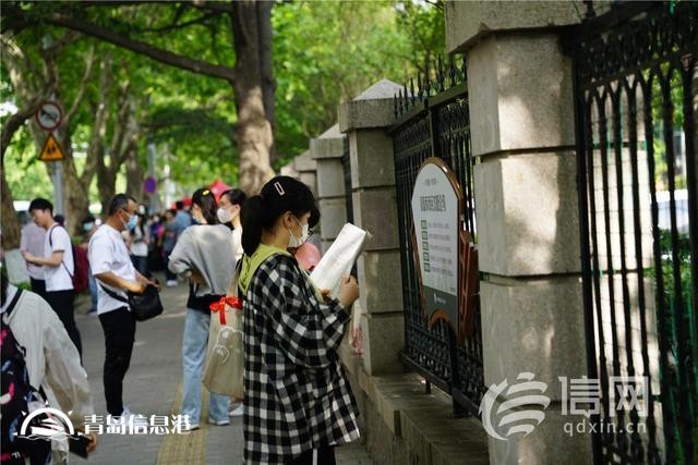 直擊高考：旗袍、紅T恤還不夠 有家長帶上萌寵來送考