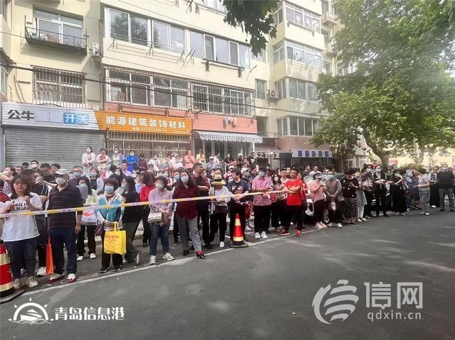 直擊高考：旗袍、紅T恤還不夠 有家長帶上萌寵來送考