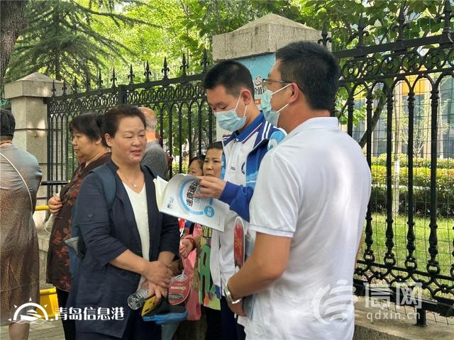 直擊高考：旗袍、紅T恤還不夠 有家長帶上萌寵來送考
