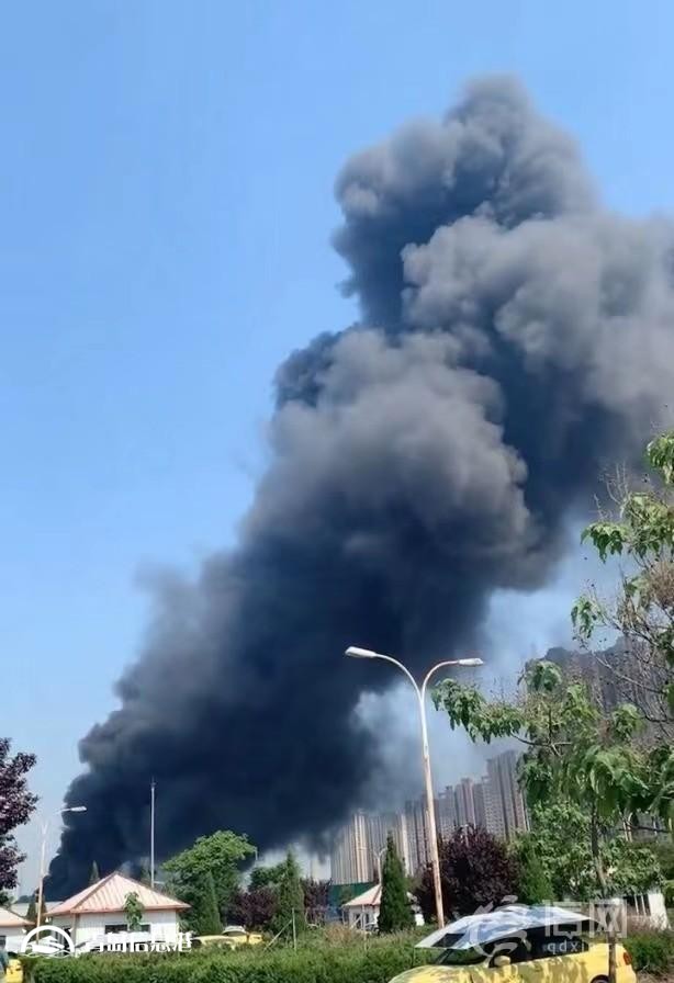 青島一閑置倉(cāng)庫(kù)起火 明火20分鐘被撲滅無人員傷亡