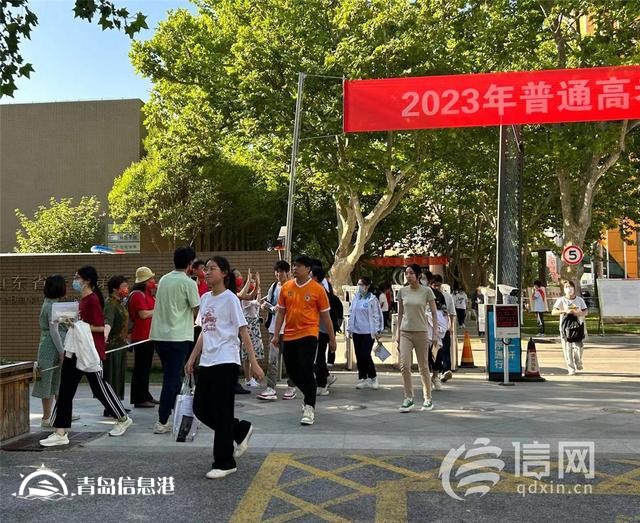 直擊高考：英語(yǔ)考試結(jié)束 物理老師提醒明天提前一小時(shí)開考