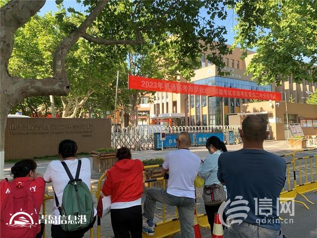 直擊高考：英語(yǔ)考試結(jié)束 物理老師提醒明天提前一小時(shí)開考