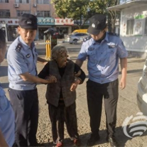 九旬老人獨(dú)自出門不慎受傷 城陽警方緊急將其送往醫(yī)院
