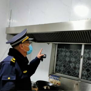 平度市東閣街道執(zhí)法中隊(duì)整治餐飲油煙污染，改善人居環(huán)境