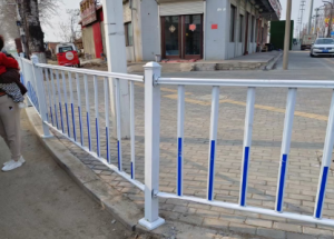 護(hù)欄受損及時(shí)修復(fù)，道路出行安全為先