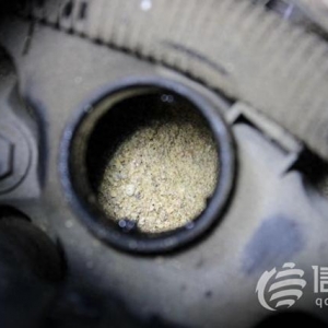 同行之間惡意競爭 發(fā)動機(jī)里被灌沙子導(dǎo)致4輛貨車報廢