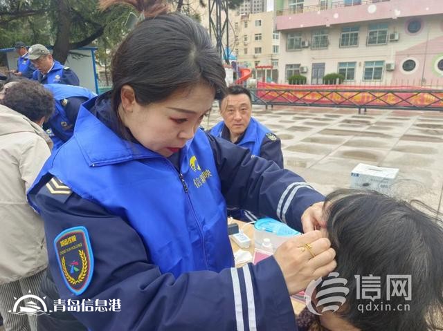 遼源路街道開展便民服務(wù)大集 交警向居民普及假期文明出行知識(shí)