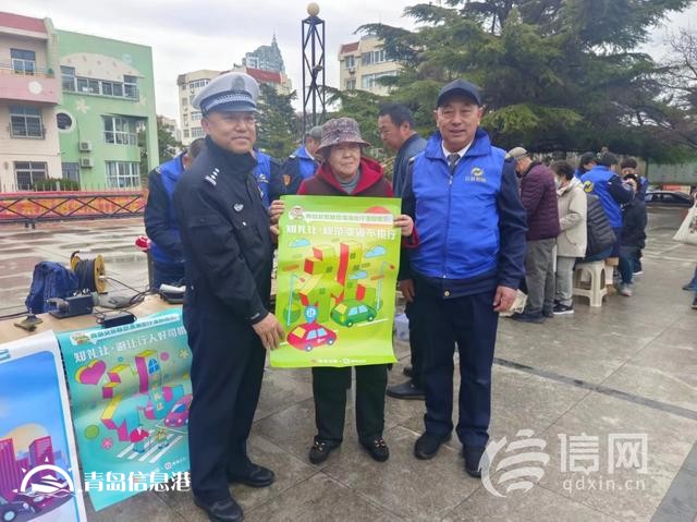 遼源路街道開展便民服務(wù)大集 交警向居民普及假期文明出行知識(shí)