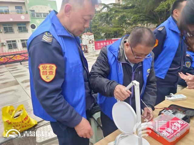 遼源路街道開展便民服務(wù)大集 交警向居民普及假期文明出行知識(shí)