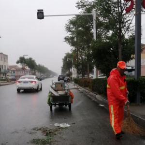 金陽(yáng)光環(huán)衛(wèi)冒雨清理大集，保障轄區(qū)環(huán)境 干凈整潔