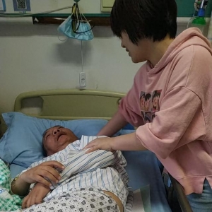 家庭頂梁柱突發(fā)腦出血 高昂醫(yī)藥費難住一家人