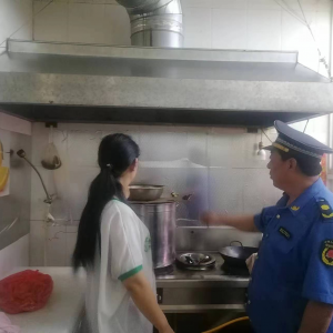整治“油煙味”，守護“煙火氣”