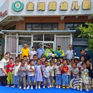 信新相映走進金湖路幼兒園 讓孩子們體驗當“小鐵騎”的樂趣