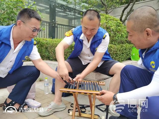 信新相映走進(jìn)錦苑社區(qū) 志愿者磨刀、維修鍋具樣樣在行