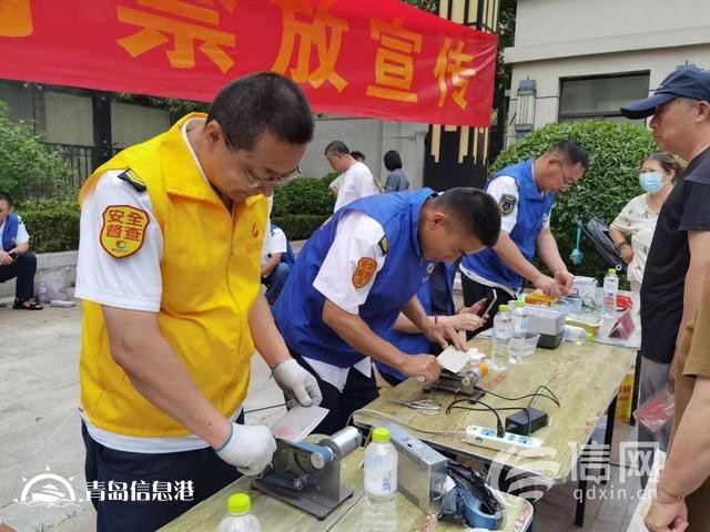 信新相映走進(jìn)錦苑社區(qū) 志愿者磨刀、維修鍋具樣樣在行