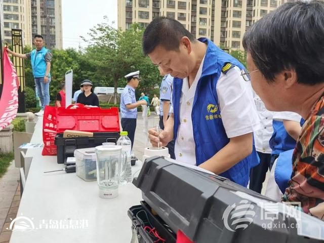信新相映走進(jìn)錦苑社區(qū) 志愿者磨刀、維修鍋具樣樣在行