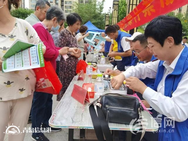 信新相映走進(jìn)錦苑社區(qū) 志愿者磨刀、維修鍋具樣樣在行