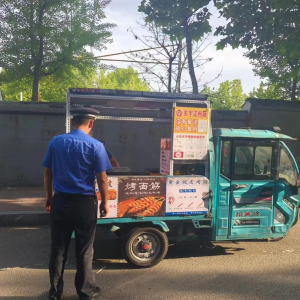 暖心護(hù)?！獌?yōu)化校園周邊市容環(huán)境秩序