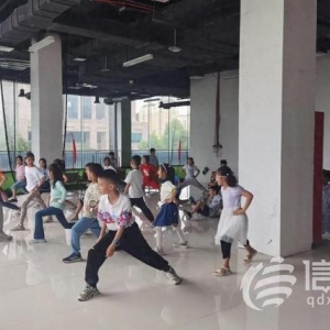 金家?guī)X街道石嶺路社區(qū)七彩光親子長(zhǎng)大營(yíng)正式啟動(dòng)