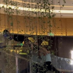 男子翻越商場(chǎng)護(hù)欄要跳樓 被救下后送進(jìn)派出所