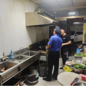 同和執(zhí)法中隊開展餐飲油煙夜查行動