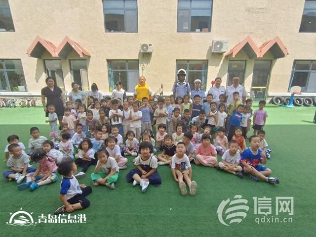 信新相映走進(jìn)智慧熊幼兒園 讓孩子們?cè)谟淇熘袑W(xué)習(xí)交通安全知識(shí)
