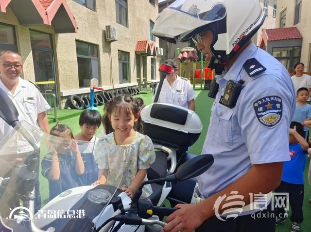 信新相映走進(jìn)智慧熊幼兒園 讓孩子們?cè)谟淇熘袑W(xué)習(xí)交通安全知識(shí)