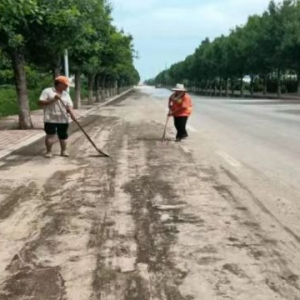 清理路面積土，恢復(fù)道路本色