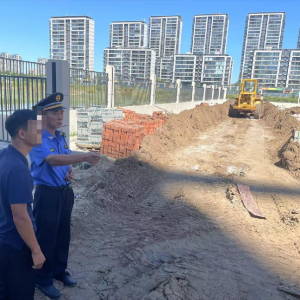 鳳臺執(zhí)法中隊加強在建工地揚塵治理，守護城市藍天白云