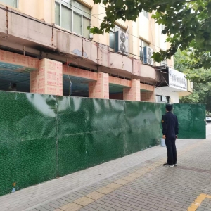 平度市東閣街道執(zhí)法中隊(duì)整治違規(guī)占道圍擋，還路于民