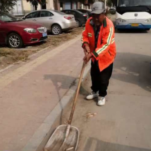 清理路面積土，確保道路整潔