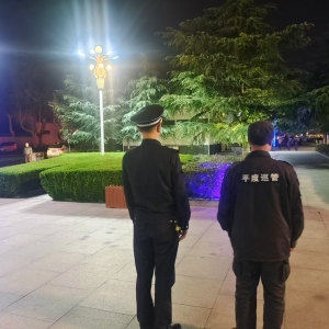 同和執(zhí)法中隊加強夜間執(zhí)法巡查，還轄區(qū)廣場一片寧靜