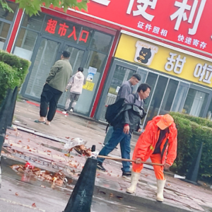 雨天作業(yè)不停歇，環(huán)衛(wèi)工人堅守崗位保潔凈