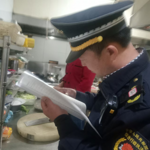李園街道綜合行政執(zhí)法中隊(duì)：“信用+執(zhí)法”整治城市餐飲油煙，共筑藍(lán)天防線 ...
