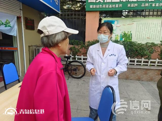 “一對一”為居民把脈問診 信新相映攜手海慈專家服務(wù)團走進社區(qū)