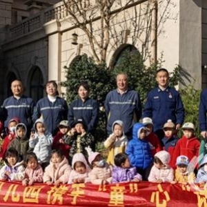 青島江山路消防救援站攜手學校開展消防演練