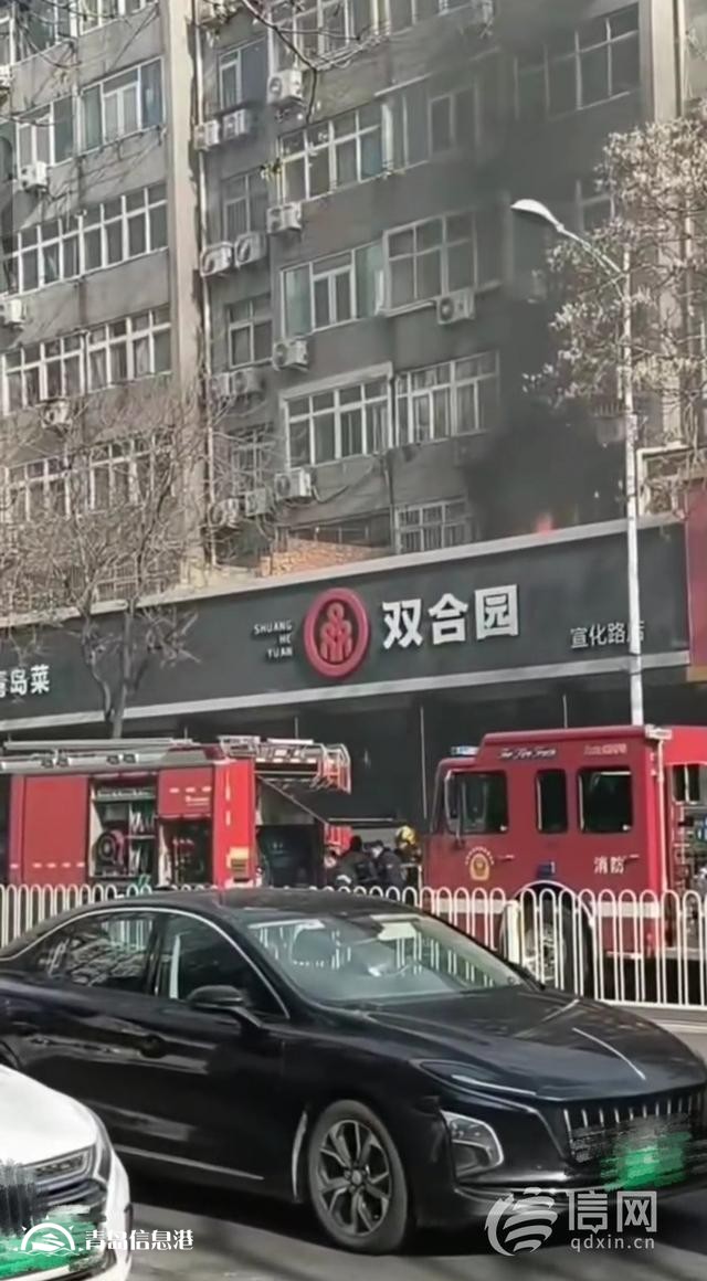 宣化路一居民樓陽臺(tái)起火 消防迅速撲救無人員傷亡