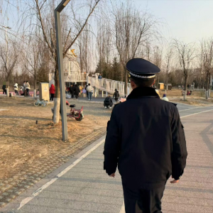 平度市鳳臺執(zhí)法中隊(duì)：公園護(hù)綠執(zhí)法進(jìn)行時(shí)，宣傳與監(jiān)管同行 ...