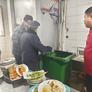 同和中隊(duì)“信用+執(zhí)法”垃圾分類執(zhí)法巡查：守護(hù)餐飲環(huán)境新秩序 ... ...
