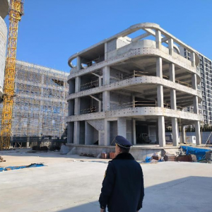 平度市鳳臺執(zhí)法中隊(duì)：強(qiáng)化在建工地?fù)P塵管控 守護(hù)“鳳臺藍(lán)” ...