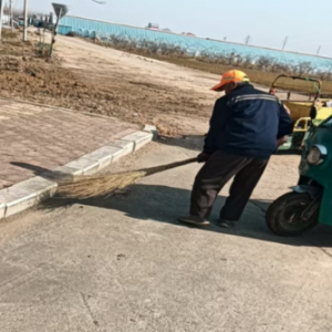 清理路面積土，營造干凈整潔的城鎮(zhèn)環(huán)境