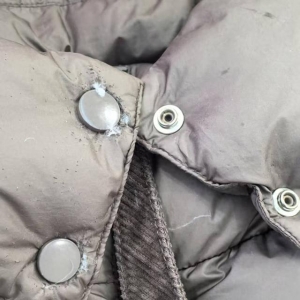 顧客稱價(jià)值近900元羽絨服被洗破 向彬麗洗衣索賠400元遭拒