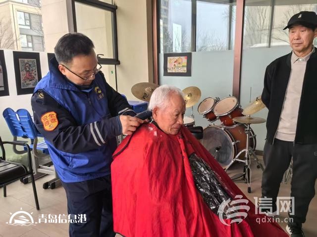 ?臺柳路社區(qū)開展“紅柳情”便民小專場活動 磨刀服務(wù)又添“新”力