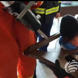 幼童頭部被卡椅背 萊西消防破拆脫險