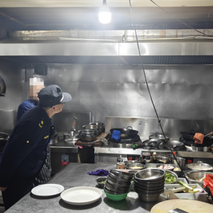 平度市東閣街道執(zhí)法中隊“信用+”嚴管餐飲油煙，守護“煙火氣” ...